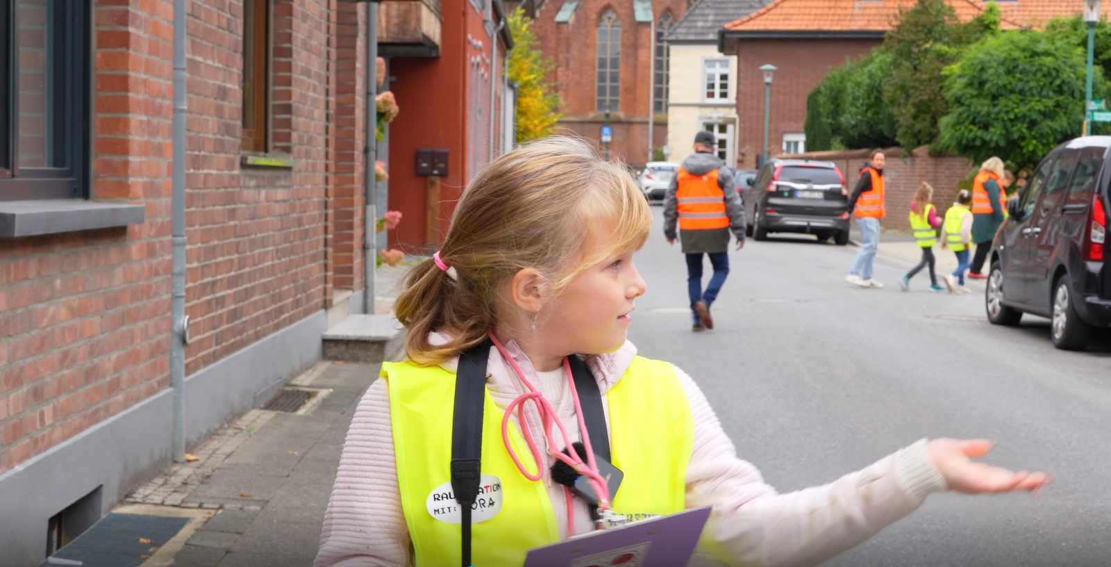 Kind führt durch seine Stadt