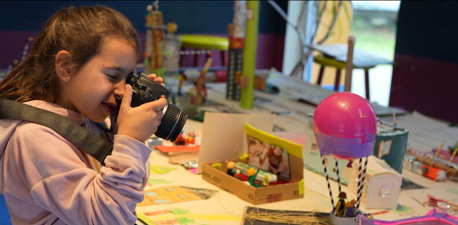 Kind fotografiert die Wünschestadt