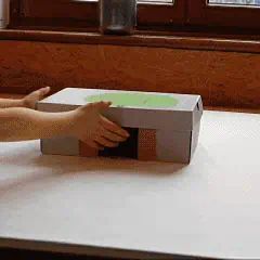 Kinder basteln ihre Wünschestadt